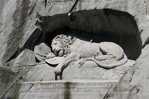 Lion Monument濒死的卢塞恩狮子。 “濒死的卢塞恩狮子” (Lion Monument) 是世界最有名的雕像之一，1821年由丹麦雕塑家雕刻在天然岩石上。这头长10米、高3米多的雄狮，痛苦地倒在地上，折断的长矛插在肩头，旁边有一个带有 瑞士国徽的盾牌。这座雕像是为了纪念1792年8月10日，为保护巴黎杜乐丽宫 (Tuileries) 中的路易十六家族的安全，全部战死的786名瑞士雇佣兵，雕像下方有文字描述了此事件的经过。