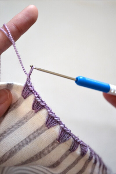 tutorial on how to crochet an edging on flannel blankets