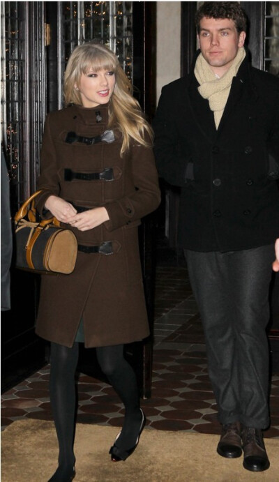 Taylor Swift泰勒.斯威夫特
泰勒·斯威夫特一袭咖色复古英伦风大衣新年夜外出用餐。