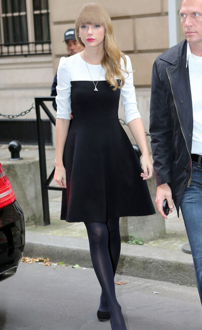 Taylor Swift泰勒.斯威夫特
泰勒一袭复古风连衣裙，黑白相间的设计，简约、唯美。