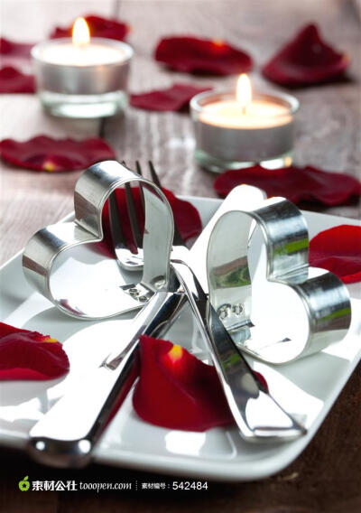 餐桌上的心形蜡烛和玫瑰花瓣高清桌面图片素材