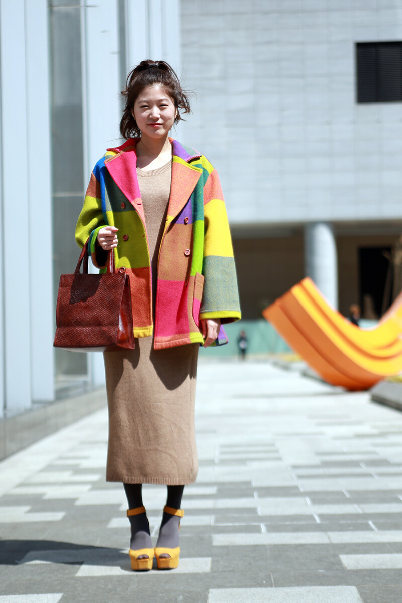 标准的日本古着小姐，卡其色连身裙搭配上彩色外套+暗红色提包。