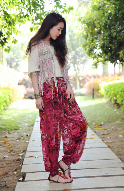 红色印花灯笼裤搭配夹角凉鞋，杂色流苏披肩，些许民族风的调调呢~