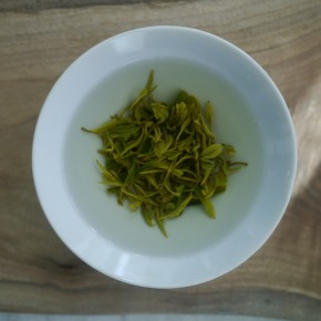 境山茶考 凌霄峰 徑山禪茶 今春頭...徑山茶原爲“禮佛之茶”，自徑山寺開山祖師法欽禪師于五峰之巔手植茶樹，徑山茶與禪的因緣已有一千二百余年。成品茶葉呈條索狀，纖細苗秀，色澤綠翠，香氣清幽。茶湯雅而甘潤，枯淡靜寂，空靈清透。外面黑色瓦楞紙盒...