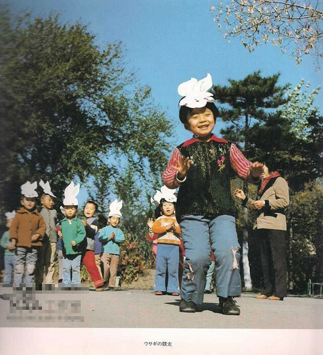 日本摄影师秋山亮二，记述80年代中国各地儿童的日常生活。