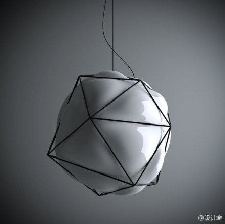 【装在笼子里的灯具】意大利工业设计师 Valerio Sommella 联手 Alberto Saggia 为意大利知名玻璃照明厂商 Vistosi 设计了一组名为「Semai」的限量版灯具，灯罩由一个三角形组成的金属笼子、以及一个吹制玻璃灯罩组成。http://t.cn/8Fd8M1G