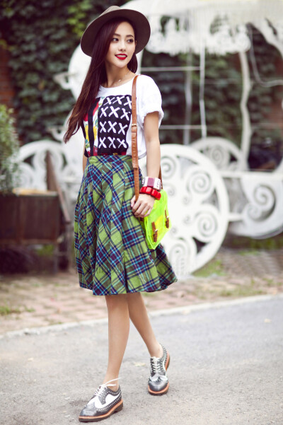 张嘉倪
张嘉倪的街拍Look！白色印花T恤：ZARA，绿色格纹裙：DDR，白色系带平底鞋：Dr Martens，绿色单肩包：Springfield，手镯&帽子：私人物品。