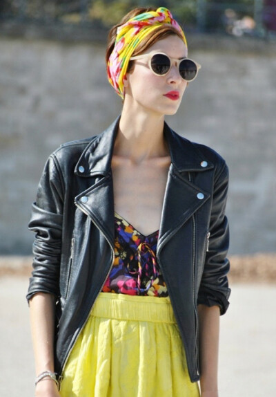 色彩绚丽的头巾中更能显现浪漫的艺术情调，皮衣+复古元素的连衣裙，秀出了春夏情结的魅力。