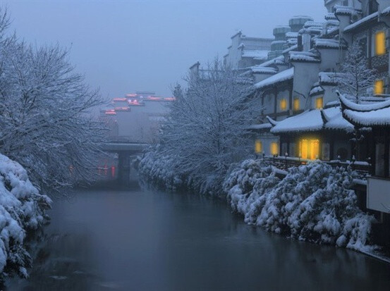 【拾翠归迟】风景摄影 《独酌》【唐】杜牧 窗外正风雪，拥炉开酒缸。何如钓船雨，篷底睡秋江。