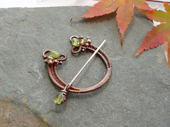 Penannular Brooch - Woven Copper and Peridot