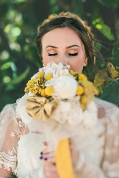 黄白色调的清新新娘手捧花