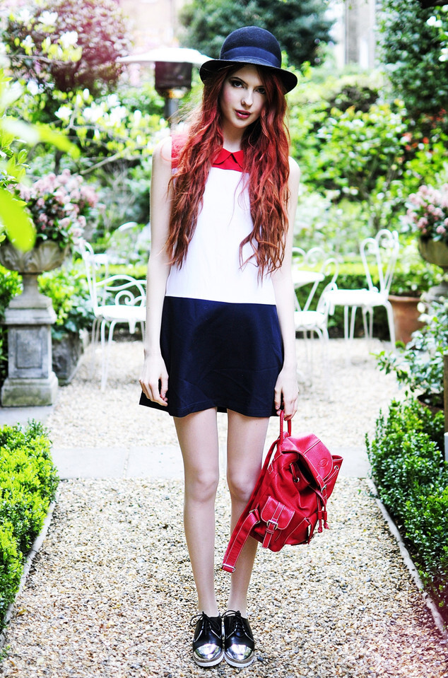 修身连衣裙，条纹相间设计简约唯美。小娃娃领款式，增添不少可爱的气息。搭配红色小背包，牛津鞋，复古的学院风呼之即出。