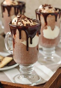 Hot Chocolate Floats. Whoever posted this recipe is now officially my hero. Hot. Chocolate. Floats. There are no words... 浓情。巧