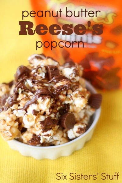 Peanut Butter Reese's Popcorn Recipe from SixSistersStuff.com. Gooey peanut butter popcorn with mini Reese's and chocolate drizzled on top. The perfect party food! #sixsistersstuff 浓情。巧