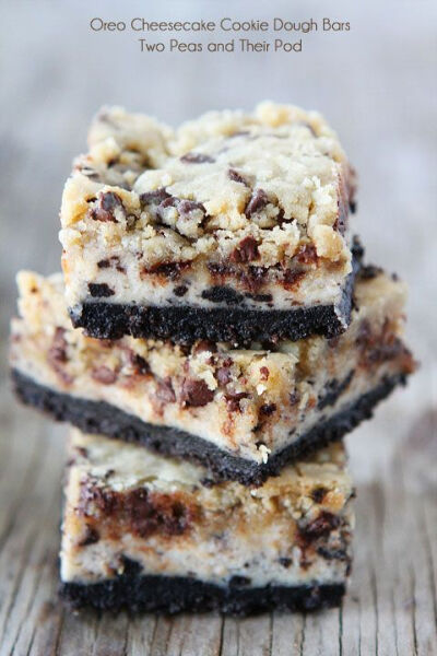 Oreo Cheesecake Cookie Dough Bars Recipe on twopeasandtheirpod.com The BEST dessert ever! 浓情。巧