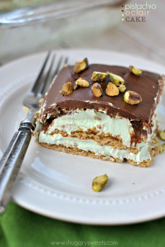 Pistachio Eclair Cake: an easy recipe for a no bake eclair cake! 浓情。巧