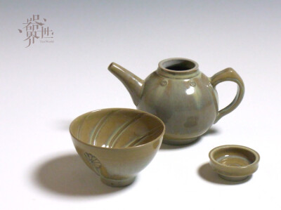 【器世界】精品日式茶具 #日本高取烧味乐窑龟井味乐 日式咖啡茶壶#高陶瓷 纯手工“器皿很简单，本不复杂，简单的东西才能传达美的本质在里面，我始终认为万物之间有关联，并且这种关联越简单越美妙。”由器开始，从…