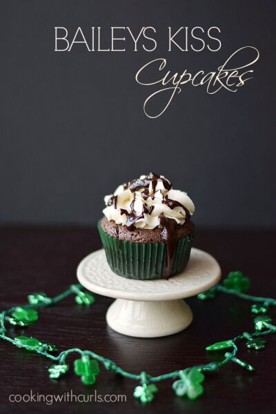 BAILEYS Kiss Cupcakes with BAILEYS Buttercream | cookingwithcurls | #stpatricksday #baileys #cupcakes 浓情。巧