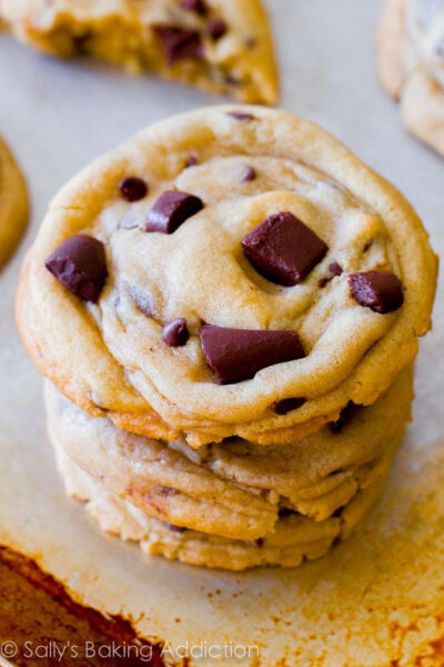 An easy, no-mixer required recipe for super chewy, soft, and perfect chocolate chip cookies. 浓情。巧