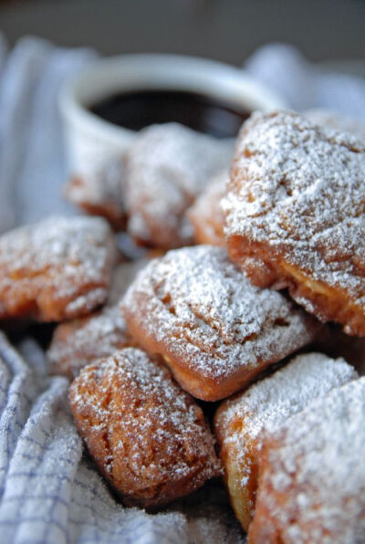 Beignets with Dark Chocolate Espresso Sauce 浓情。巧