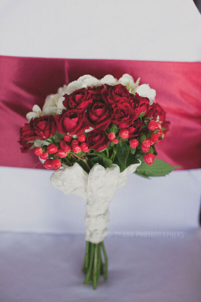 humphrey's half moon inn wedding // red and white wedding bouquet // san diego wedding