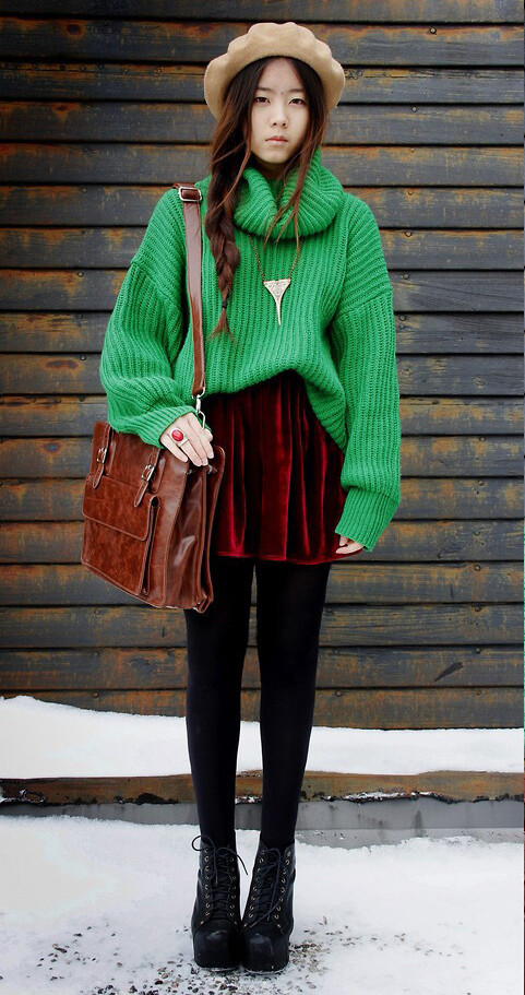 慵懒的绿色针织毛衣，配今冬大热的红丝绒百褶短裙，复古LOOK打造完毕。