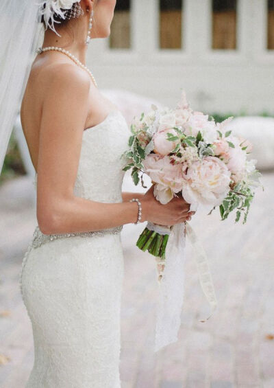 pink peony wedding bouquet. Oh so glamerous.