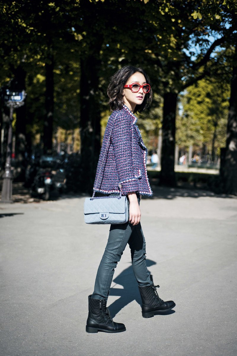 周迅
杂色毛边的羊毛小外套是Chanel的标志单品，简约的搭配一条铅笔裤和系带靴，穿出了潇洒随性的风格，奶油蓝色的小背包更添女人味，而红框的眼镜提亮整体的效果。