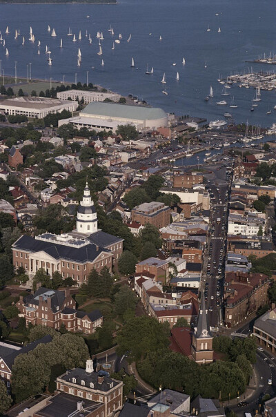 ✭ Aerial view of Annapolis. The white-domed building is the State House