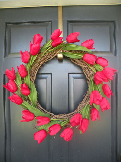 I love this! Use silk tulips for spring wreath.