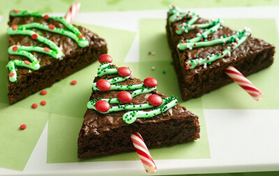 easy to make bake christmas trees cakes cookies brownies