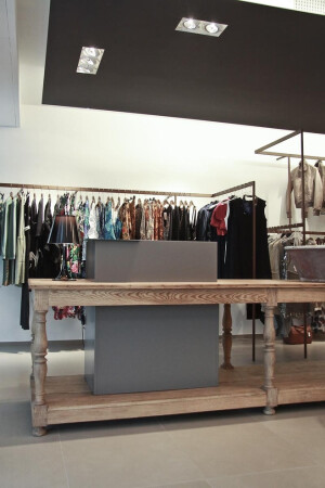 clothing shop | &amp;quot;dolly black&amp;quot; | italy | by spacelab architects.