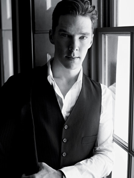 #Benedict Cumberbatch#唔..这套美翻整个汤和微博的照片，缺穿得是Polo Ralph Lauren的套装，手表是他自己那块奥运限定，摄影师是Central St.Martin的KARIM SADLI，另外还要感谢美甲师..................以及各位真爱工作人员。