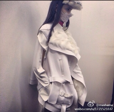 白色是最丰富的色彩。Fitting &amp;amp; details of Masha Ma FW14, Paris Fashion Week.