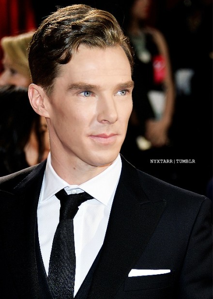 #Benedict Cumberbatch# 最近几天这四张奥斯卡红毯照被转了很多次，作为原PO我解释一下！这是我的PS练习图，4张都是调过的，眼睛的颜色我改了，腿也是拉长的，如果是因为眼睛和长腿才转的，对不起啊。你们上当啦！上当啦！不是原图啊！PS过的啊！#前天因为这几张图被骂了PO才不是因为觉得他丑才修图的#