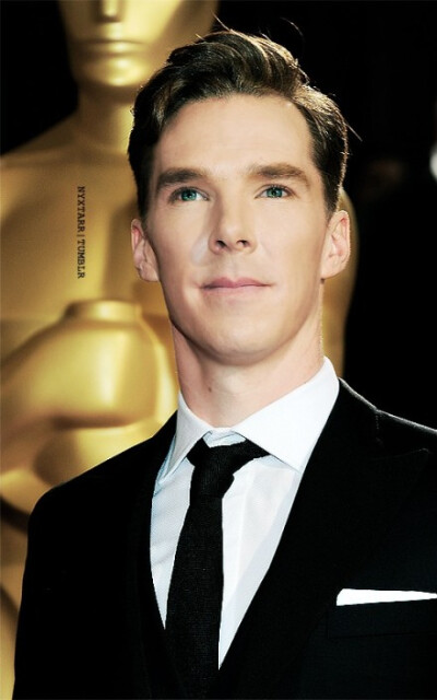 #Benedict Cumberbatch# 最近几天这四张奥斯卡红毯照被转了很多次，作为原PO我解释一下！这是我的PS练习图，4张都是调过的，眼睛的颜色我改了，腿也是拉长的，如果是因为眼睛和长腿才转的，对不起啊。你们上当啦！上…