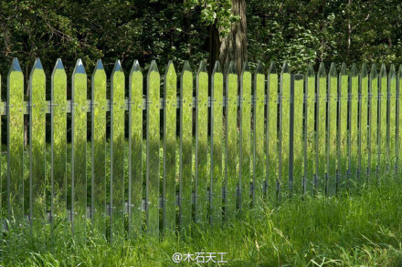 这道篱笆并非用于保护谁家的后院，其实这是艺术家 Alyson Shotz 的一件作品。自从2003年起，镜子篱笆曾被布置于多个地方用于展出。由于镜面映射效果，篱笆完全融入于周遭环境。或许，只有当你被它绊倒的时候才会意识到它的存在。 http://t.cn/8shhjUZ