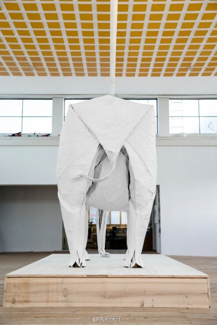 几个月前，瑞士艺术家 Sipho Mabona 说要用一张纸折出一头真象等大的纸象。现在，他真的做到了。凭借从网络筹集到的26000美元，他买了一张长宽各15米的纸，请了超过12位助手，花了四个星期时间，折出了一头高3米的纸象。http://t.cn/8szaerm