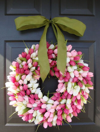 Love this tulip wreath—beautiful for spring.