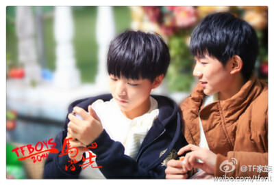  #TFBOYS2014一马当先#记得去年春节期间微博很流行说亲戚家的“熊孩子”.所以今天这张图不妨理解为——源：给我玩会，给我玩会！凯：才不给你，给你就挂了，我好不容易的战绩！源：哎呀，那你听我，接下来走右边！！…