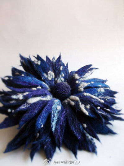 今天再来介绍一位作者的羊毛毡胸花，是来自克罗地亚的Natasha Krajacec 。她的毡花造型多变，质感十分细腻，原材料除了merino wool ，还使用珠子、人造花蕊等材料，每朵花上，她还会加入类似脉络的异色羊毛，使得整…