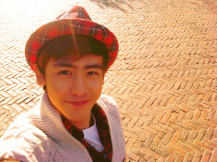 khunnight~#Nichkhun# 生命中太多的无奈，例如你可能一辈子不认识我，或者这一辈子我们都不可能和一些人交好。就算是同样的饭圈也可能会有不同的人存在，真好，因为你让我们接触，因为你让我们相爱。就算偶尔不相合，为了你我也愿意坚持下去。#Nichkhun宁静致远，微笑面对# 晚安，我的小王子。
