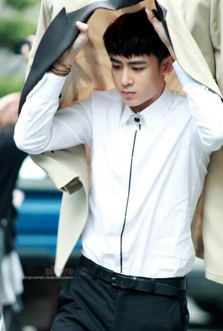 khunnight～#Nichkhun#生命不可抗拒，生命又厚爱有加。寂寂走过无尽黑的夜，轻狂饮下醉的酒，漫谈对酌魏晋的茶，落寞吻过花之泪，呆滞不停执笔，不眠与烟相对。脑海中全是你。#Nichkhun宁静致远，微笑面对#晚安，我的小王子。