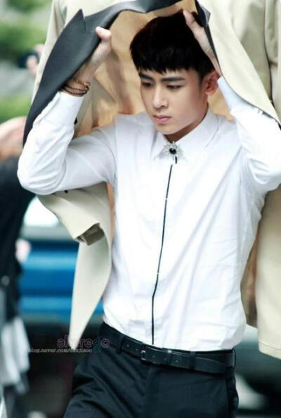 khunnight～#Nichkhun#生命不可抗拒，生命又厚爱有加。寂寂走过无尽黑的夜，轻狂饮下醉的酒，漫谈对酌魏晋的茶，落寞吻过花之泪，呆滞不停执笔，不眠与烟相对。脑海中全是你。#Nichkhun宁静致远，微笑面对#晚安，我…