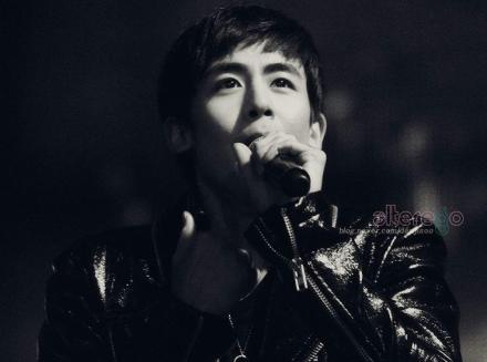 khunnight～#Nichkhun#生命不可抗拒，生命又厚爱有加。寂寂走过无尽黑的夜，轻狂饮下醉的酒，漫谈对酌魏晋的茶，落寞吻过花之泪，呆滞不停执笔，不眠与烟相对。脑海中全是你。#Nichkhun宁静致远，微笑面对#晚安，我的小王子。