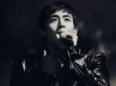 khunnight～#Nichkhun#生命不可抗拒，生命又厚爱有加。寂寂走过无尽黑的夜，轻狂饮下醉的酒，漫谈对酌魏晋的茶，落寞吻过花之泪，呆滞不停执笔，不眠与烟相对。脑海中全是你。#Nichkhun宁静致远，微笑面对#晚安，我…