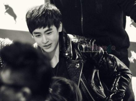 khunnight～#Nichkhun#生命不可抗拒，生命又厚爱有加。寂寂走过无尽黑的夜，轻狂饮下醉的酒，漫谈对酌魏晋的茶，落寞吻过花之泪，呆滞不停执笔，不眠与烟相对。脑海中全是你。#Nichkhun宁静致远，微笑面对#晚安，我的小王子。