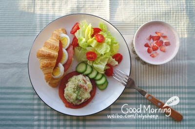 鸡蛋火腿三明治，土豆泥，蔬菜沙拉，草莓思暮雪