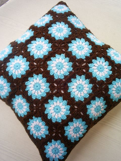 circle in a square cushion cover by riavandermeulen, via Flickr