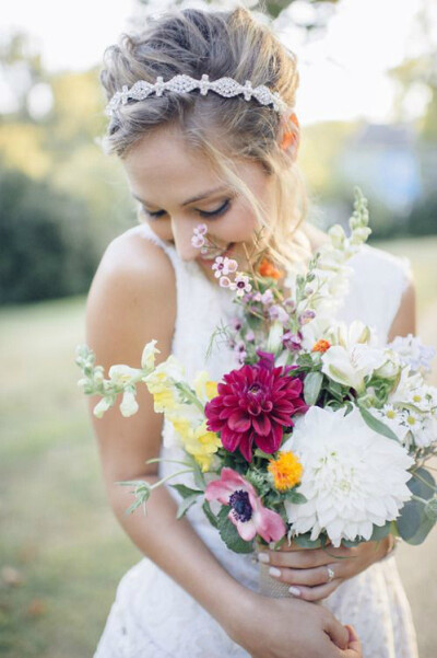 用野花和可爱的杂草搭配成一束有情怀的新娘捧花吧